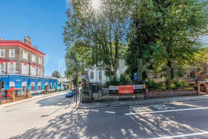 Newly refurbished split level 3 bedroom on the borders of Camden & Holloway Camden Road , Holloway / Caledonian Road