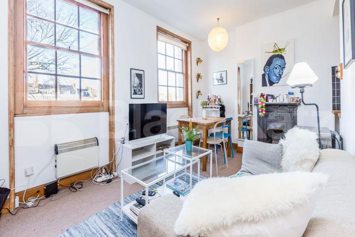 Located on one of Islington's most sought after square is this 1 bedroom flat Gibson Square, Angel