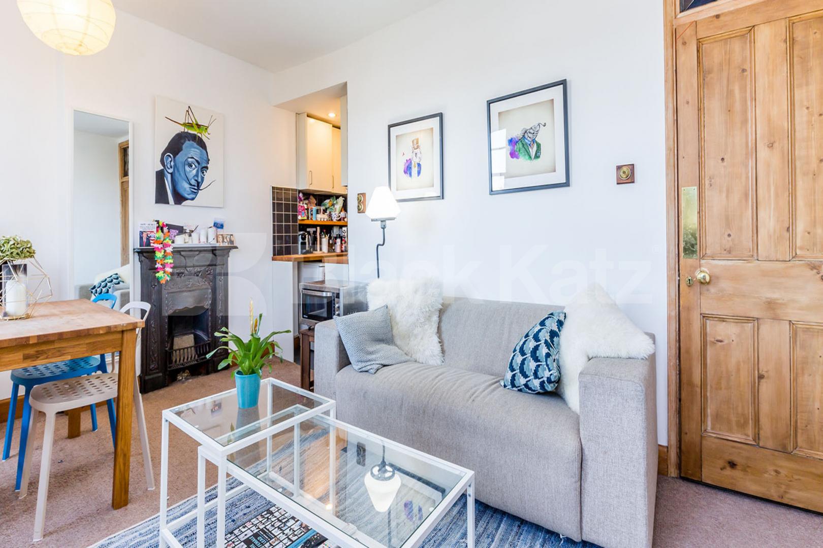 Located on one of Islington's most sought after square is this 1 bedroom flat Gibson Square, Angel