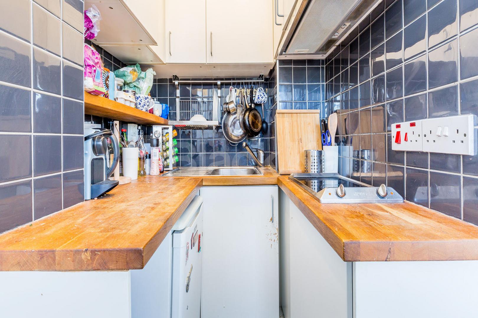 Located on one of Islington's most sought after square is this 1 bedroom flat Gibson Square, Angel