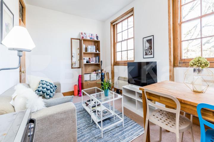Located on one of Islington's most sought after square is this 1 bedroom flat Gibson Square, Angel