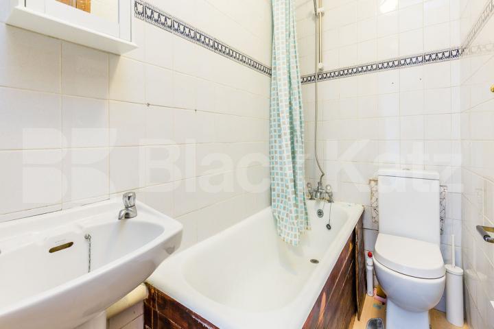 Located on one of Islington's most sought after square is this 1 bedroom flat Gibson Square, Angel