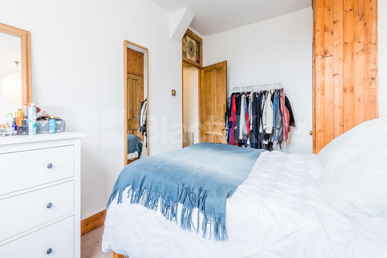 Located on one of Islington's most sought after square is this 1 bedroom flat Gibson Square, Angel