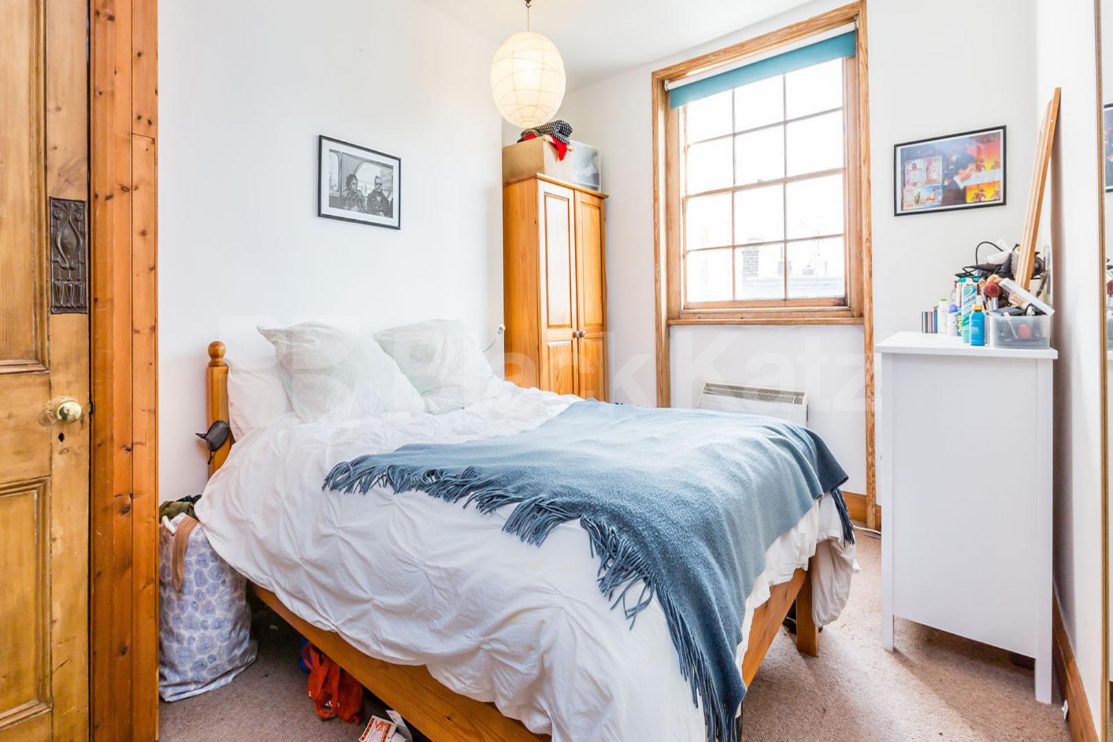 Located on one of Islington's most sought after square is this 1 bedroom flat Gibson Square, Angel