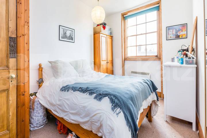 Located on one of Islington's most sought after square is this 1 bedroom flat Gibson Square, Angel