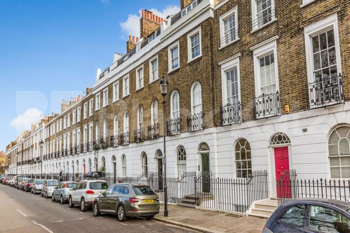 Located on one of Islington's most sought after square is this 1 bedroom flat Gibson Square, Angel