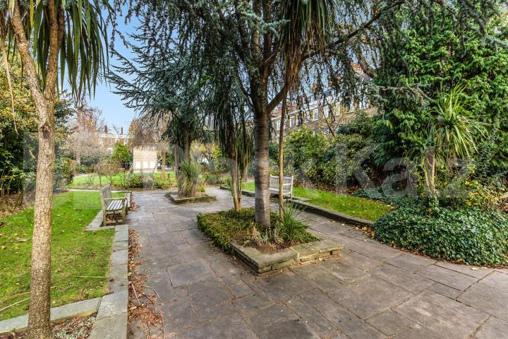 Located on one of Islington's most sought after square is this 1 bedroom flat Gibson Square, Angel