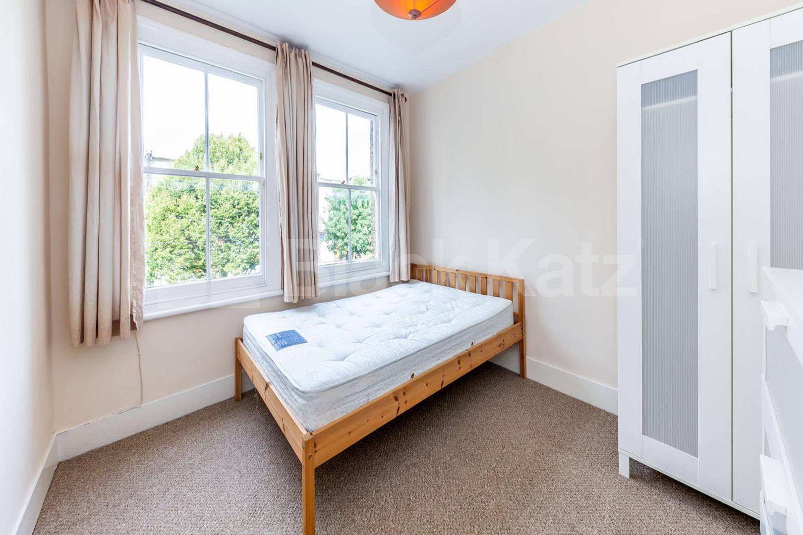 spacious top floor 2 bedroom property with juliet balcony Buckingham Road, De Beauvoir Town