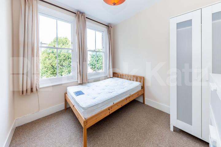 spacious top floor 2 bedroom property with juliet balcony Buckingham Road, De Beauvoir Town