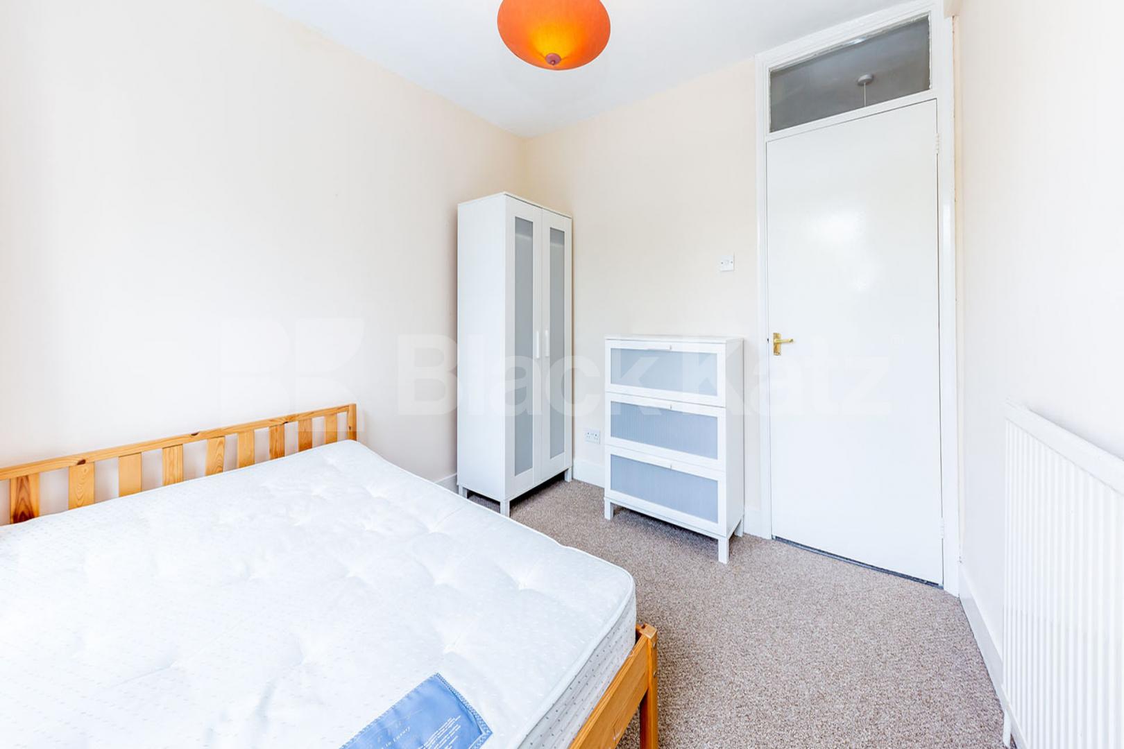 spacious top floor 2 bedroom property with juliet balcony Buckingham Road, De Beauvoir Town