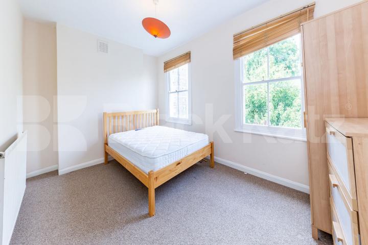 spacious top floor 2 bedroom property with juliet balcony Buckingham Road, De Beauvoir Town