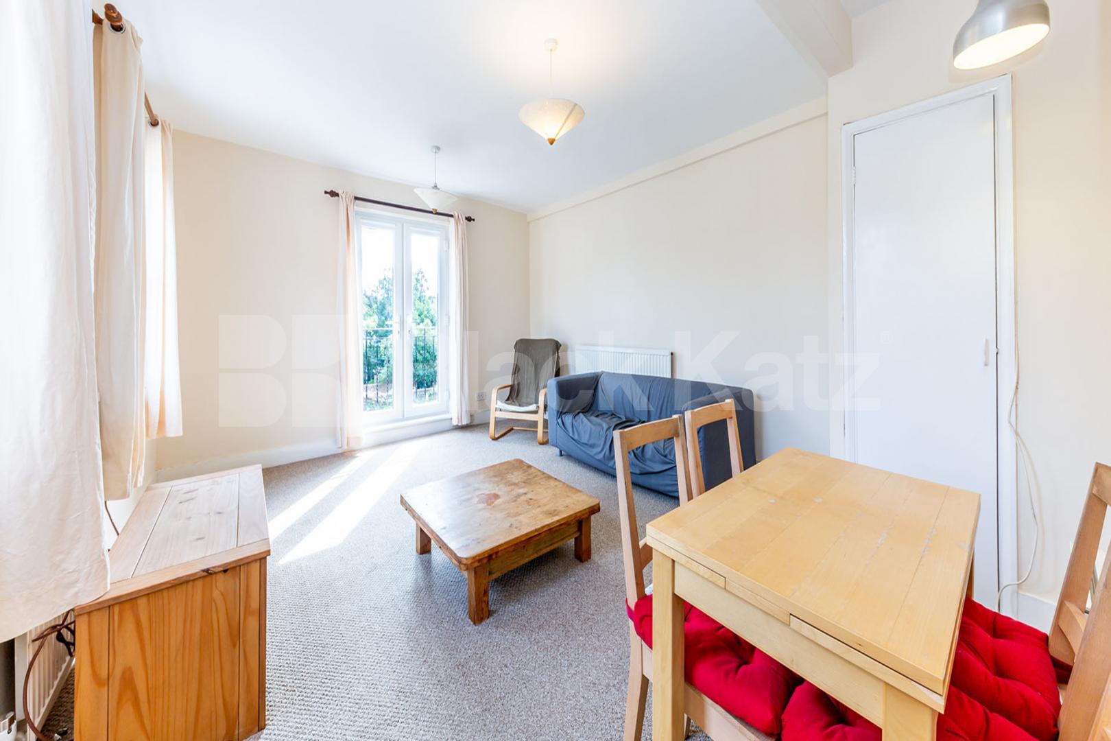 spacious top floor 2 bedroom property with juliet balcony Buckingham Road, De Beauvoir Town