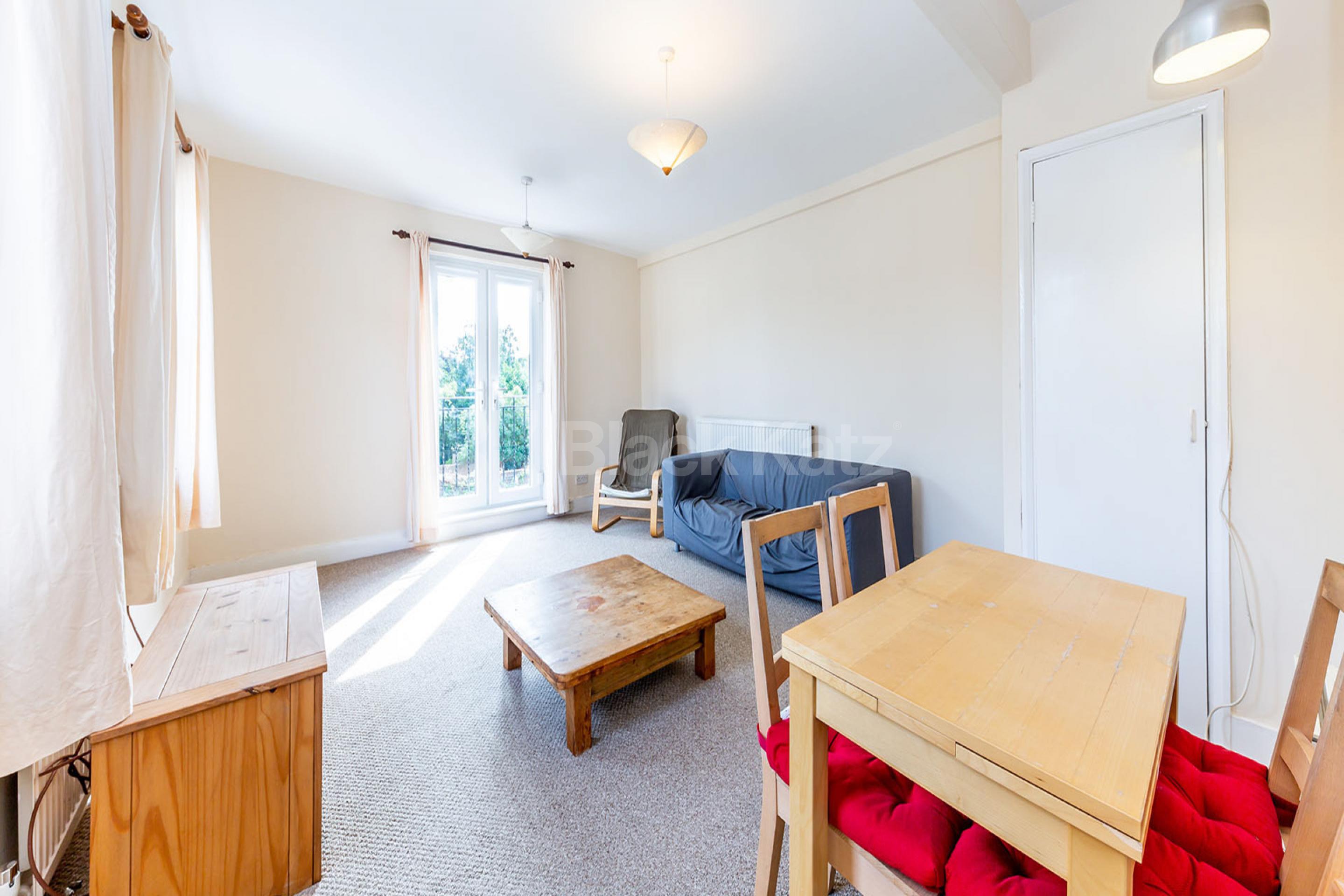 spacious top floor 2 bedroom property with juliet balcony Buckingham Road, De Beauvoir Town N1