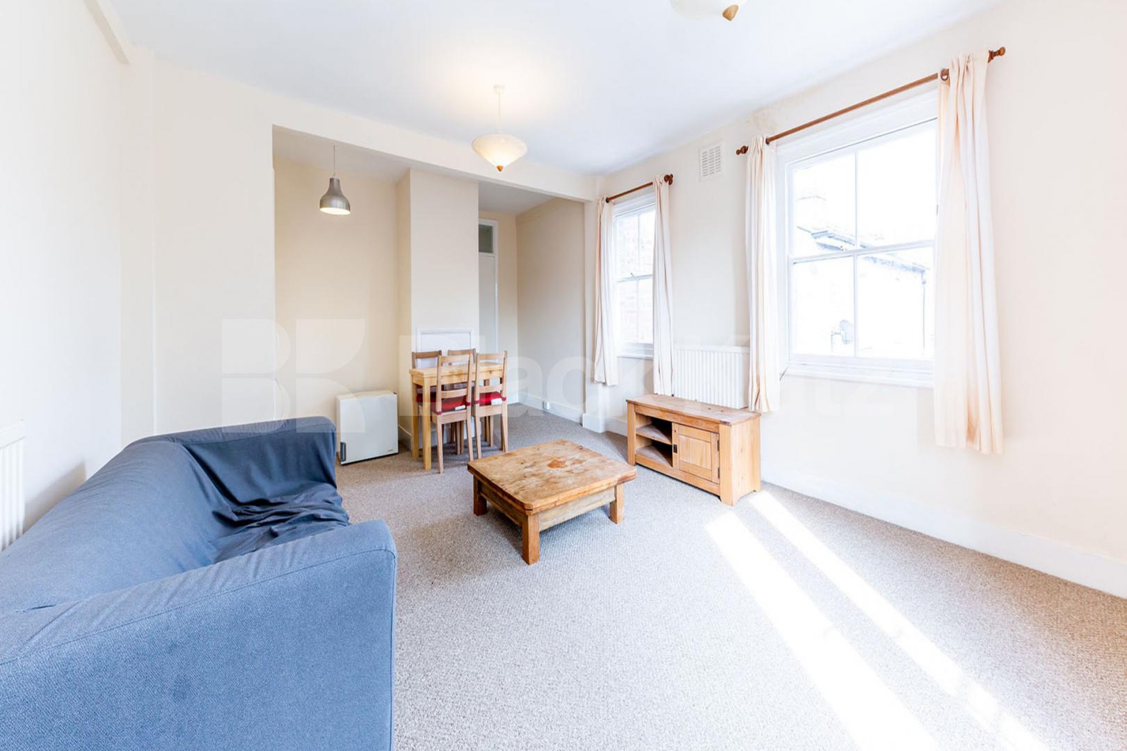 spacious top floor 2 bedroom property with juliet balcony Buckingham Road, De Beauvoir Town