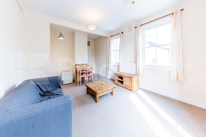 spacious top floor 2 bedroom property with juliet balcony Buckingham Road, De Beauvoir Town