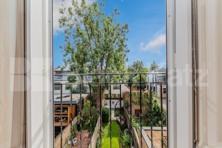 spacious top floor 2 bedroom property with juliet balcony Buckingham Road, De Beauvoir Town