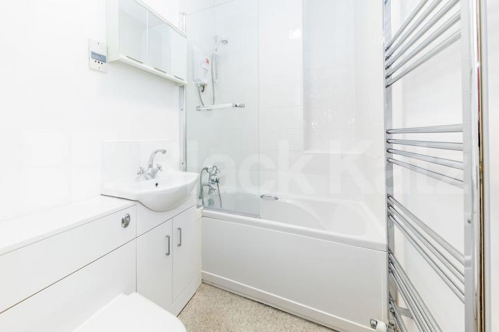 spacious top floor 2 bedroom property with juliet balcony Buckingham Road, De Beauvoir Town