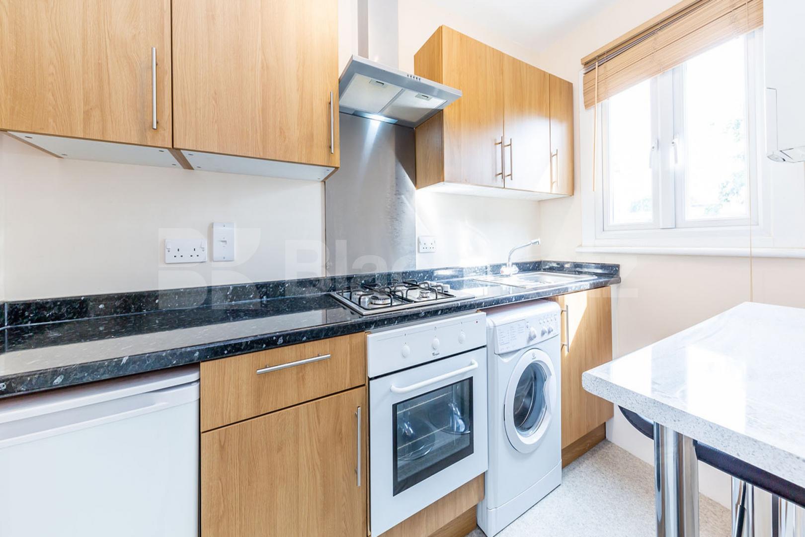 spacious top floor 2 bedroom property with juliet balcony Buckingham Road, De Beauvoir Town