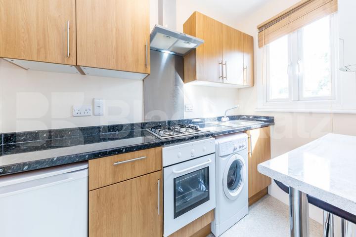spacious top floor 2 bedroom property with juliet balcony Buckingham Road, De Beauvoir Town