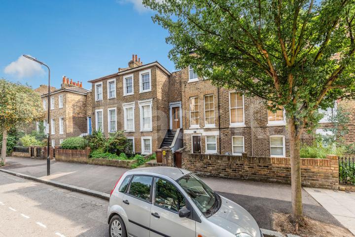spacious top floor 2 bedroom property with juliet balcony Buckingham Road, De Beauvoir Town