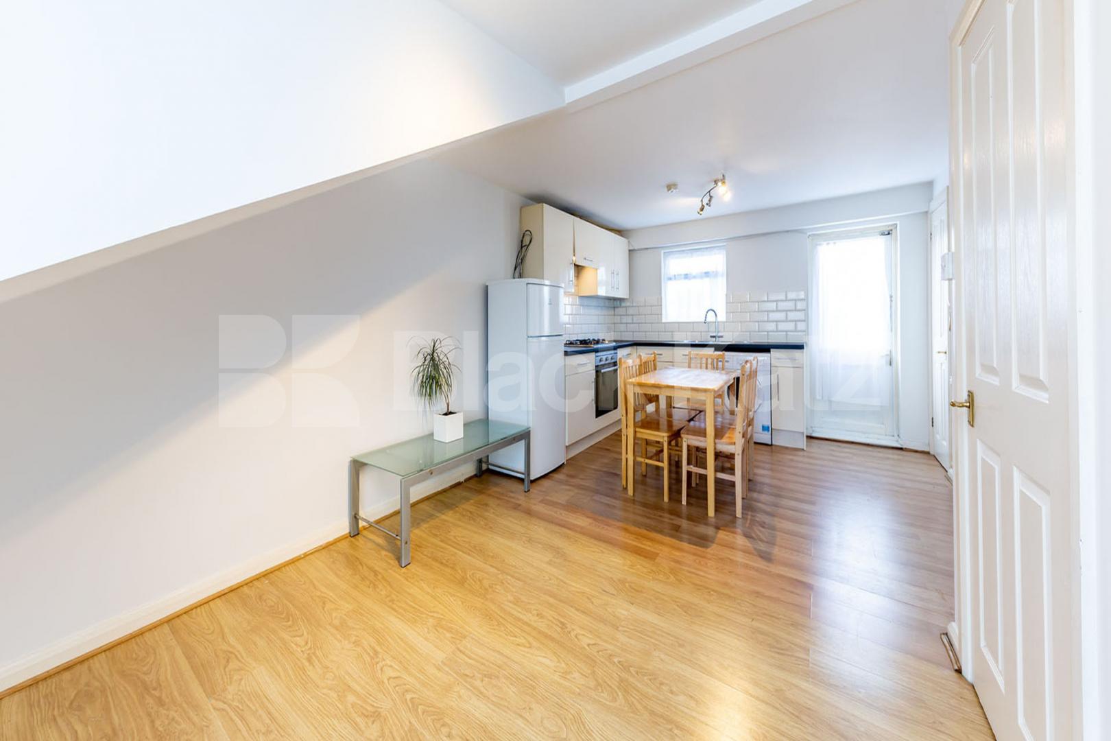 Split level 2 double bedroom apartment with private terrace Upper Street  , Highbury & Islington 