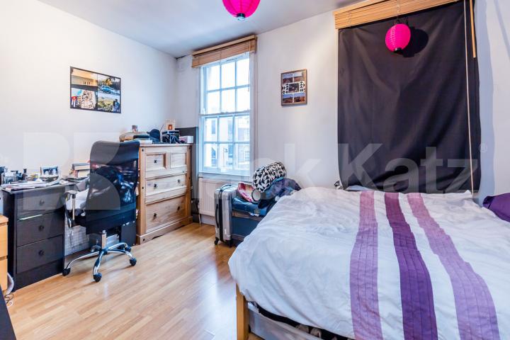 Located in zone 1 is this spacious 2 bedroom property minutes to Kings Cross Caledonian Road , Kings Cross