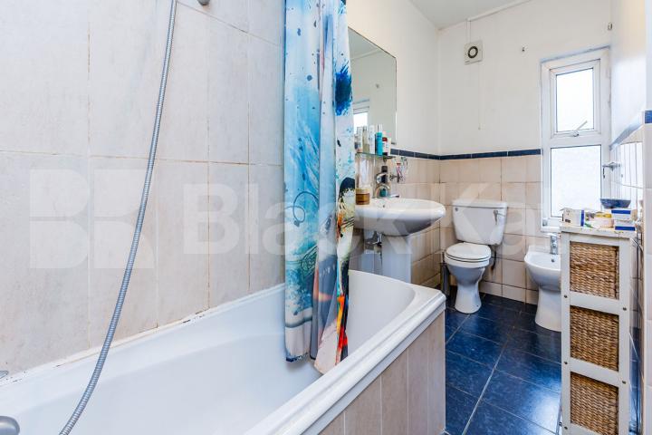 Located in zone 1 is this spacious 2 bedroom property minutes to Kings Cross Caledonian Road , Kings Cross