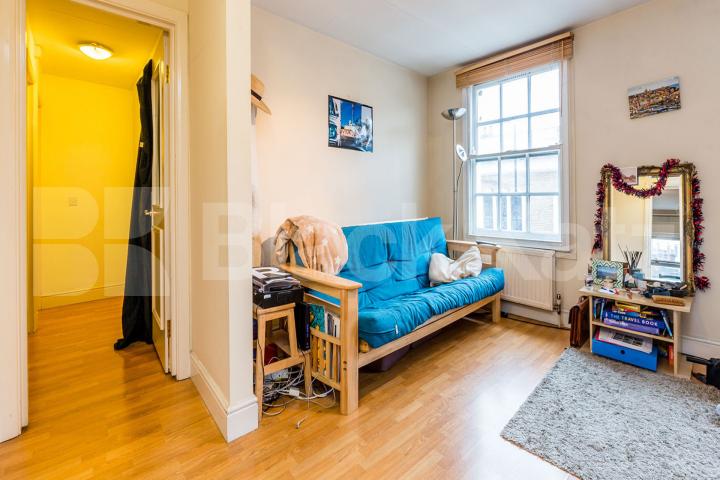 Located in zone 1 is this spacious 2 bedroom property minutes to Kings Cross Caledonian Road , Kings Cross