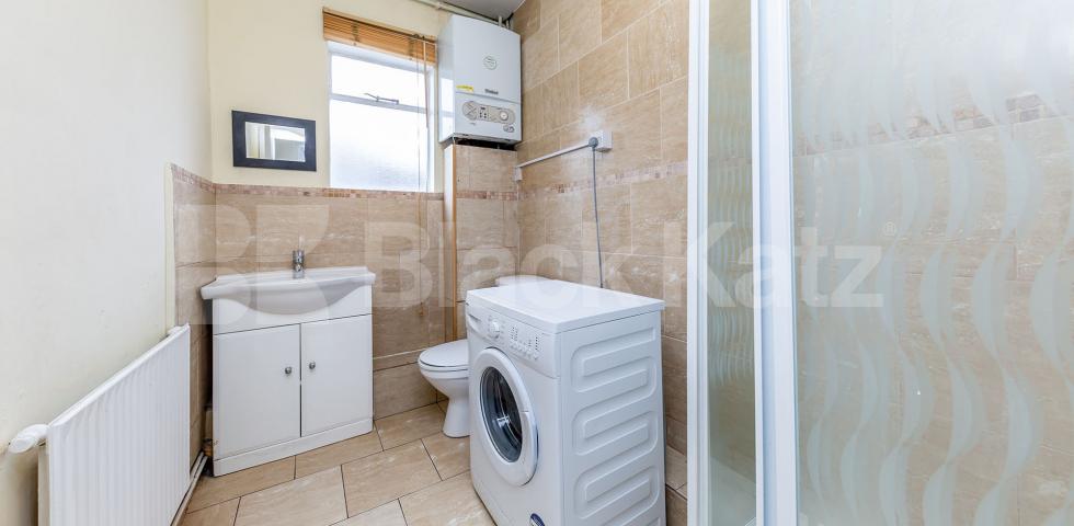 			LARGE 2 BEDROOM FLAT WITH PRIVATE TERRACE, 2 Bedroom, 1 bath, 1 reception Apartment			 Caledonian Road  , KINGS CROSS 