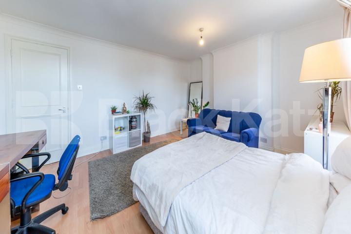 Perfect for 3 sharers located in prime zone 1 location Chapel market, Angel