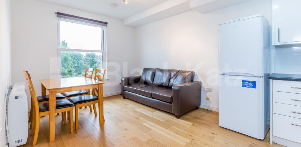Modern recently refurbished two bed within a period house mins to tube Hillmarton Road, Caledonian Road
