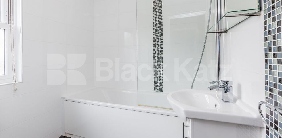 Modern recently refurbished two bed within a period house mins to tube Hillmarton Road, Caledonian Road