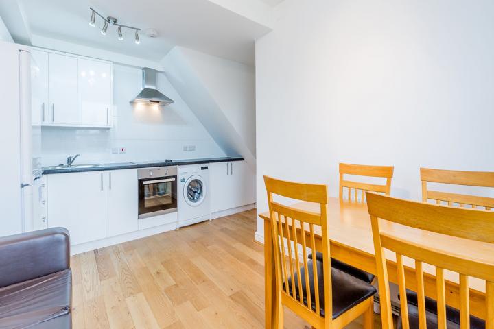 Newly decorated top floor 2 bedroom in a large victorian Building  Hillmarton Road, Hillmarton Conservation Area 