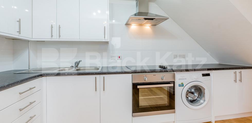 Lovely three bed with modern fixtures and fittings mins to tube & shops Hillmarton Road, Caledonian Road