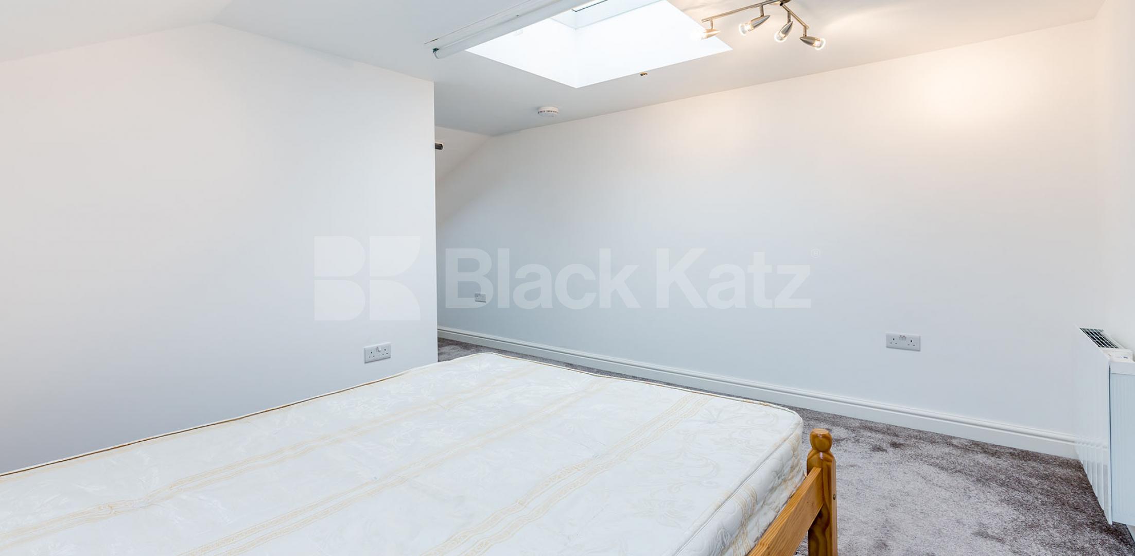 Modern recently refurbished two bed within a period house mins to tube Hillmarton Road, Caledonian Road
