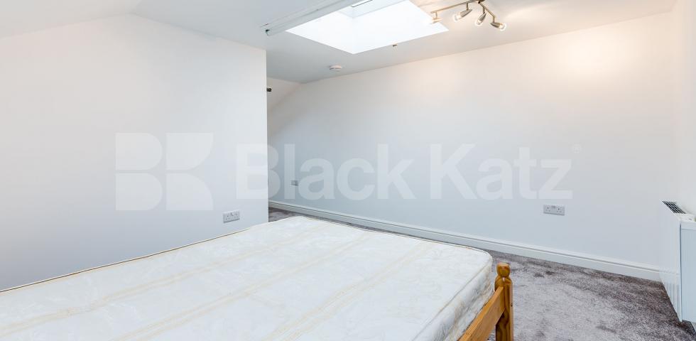 Modern recently refurbished two bed within a period house mins to tube Hillmarton Road, Caledonian Road