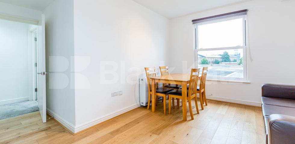 Modern recently refurbished two bed within a period house mins to tube Hillmarton Road, Caledonian Road