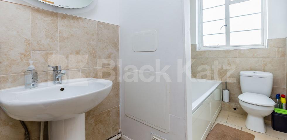 			NEW INSTRUCTION!, 4 Bedroom, 1 bath, 1 reception Flat			 Crouch End Hill, Crouch End