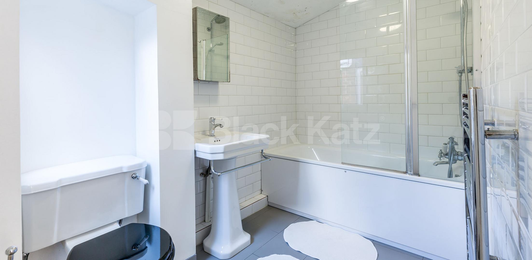 			STUNNING 4 BEDROOM HOUSE, 4 Bedroom, 1 bath, 1 reception House			 Berkeley Walk, HOLLOWAY-FINSBURY PARK-ISLINGTON