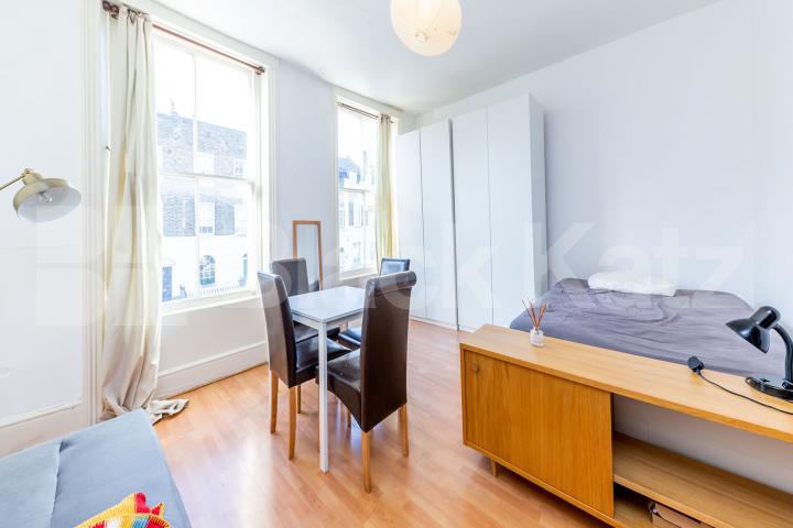 Large Studio with separate kitchen located near Angel Station  St Peters Street , Angel 