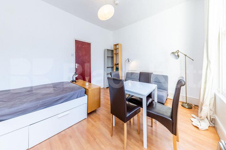 Large Studio with separate kitchen located near Angel Station  St Peters Street , Angel 