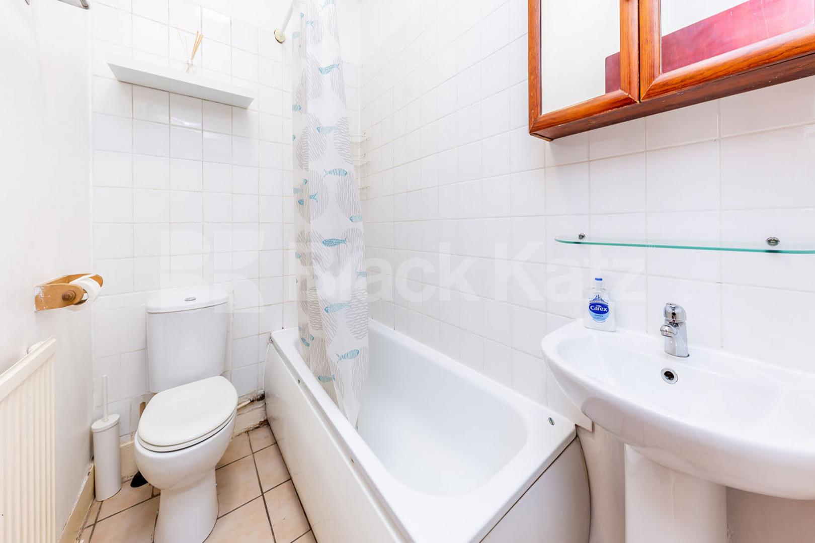 Large Studio with separate kitchen located near Angel Station  St Peters Street , Angel 