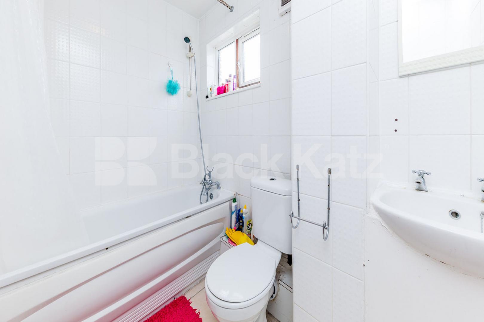 			4 BEDROOM, 2 BATHROOM HOUSE WITH PRIVATE GARDEN, 4 Bedroom, 1 bath, 1 reception House			 Williamson Street, HOLLOWAY 