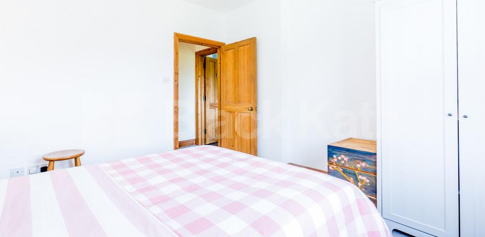 			Lovely 2 Bed In Central Crouch End, 2 Bedroom, 1 bath, 1 reception Flat			 Middle Lane, CROUCH END