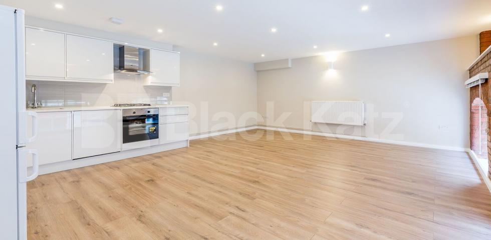 			WAREHOUSE CONVERSION , 2 Bedroom, 1 bath, 1 reception Flat			 Dove Road, ISLINGTON-CANONBURY