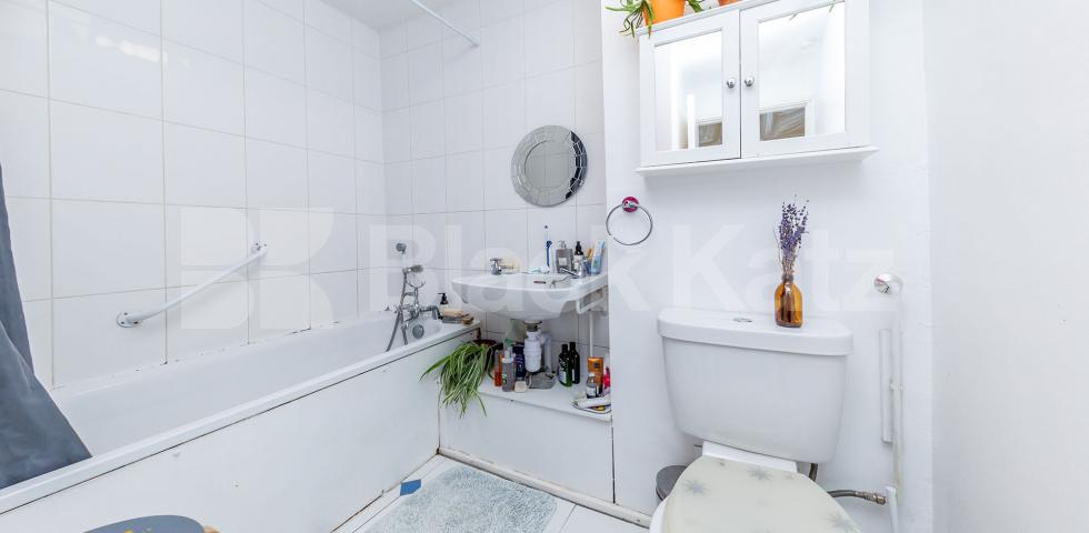 			Amazing 4 Bedroom Town House, 4 Bedroom, 1 bath, 1 reception House			 Minster Walk, Crouch End