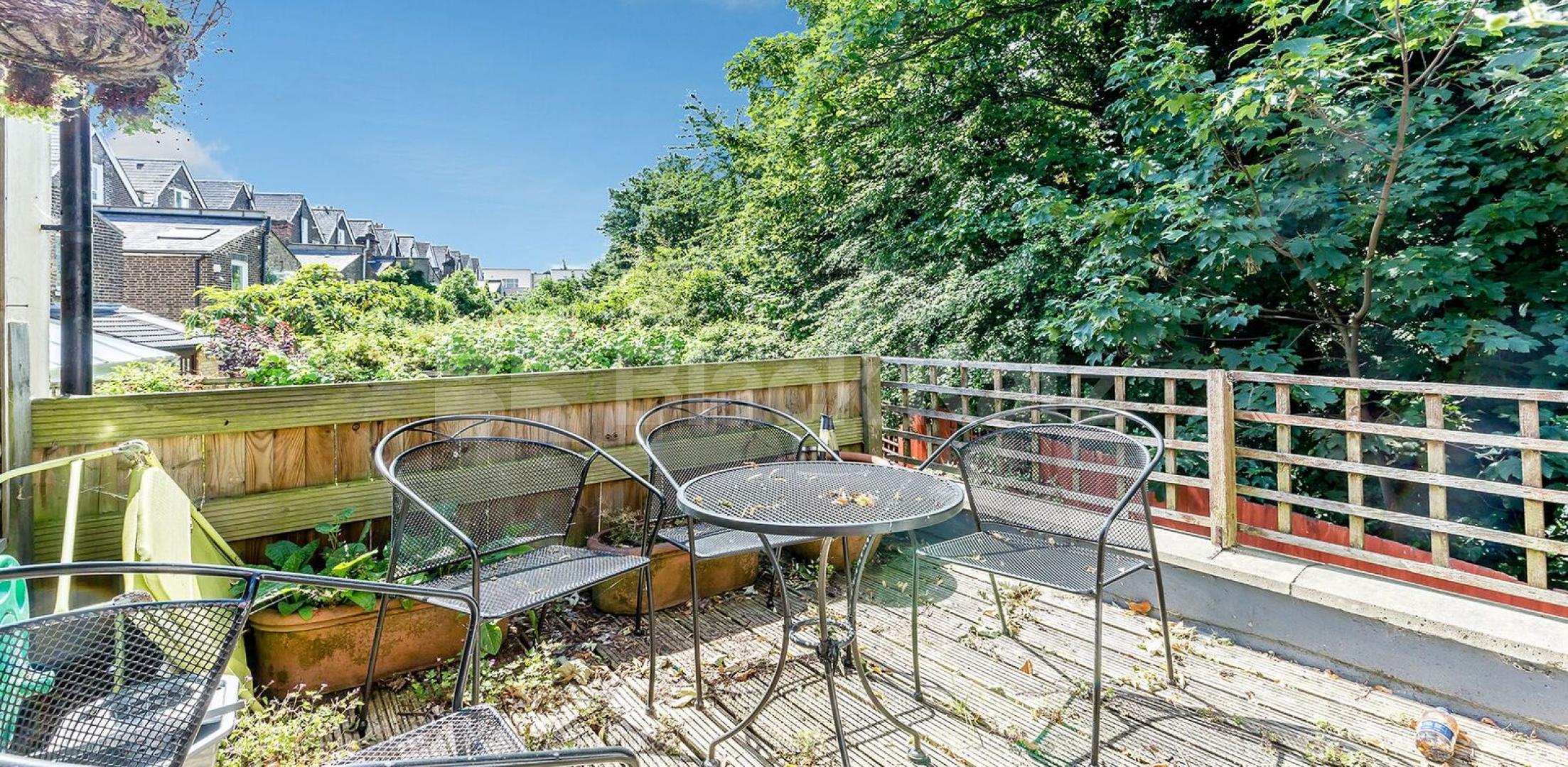 			PRIVATE ROOF TERRACE, 3 Bedroom, 1 bath, 1 reception Flat			 Upper Tollington Park N4, FINSBURY PARK / STROUD GREEN