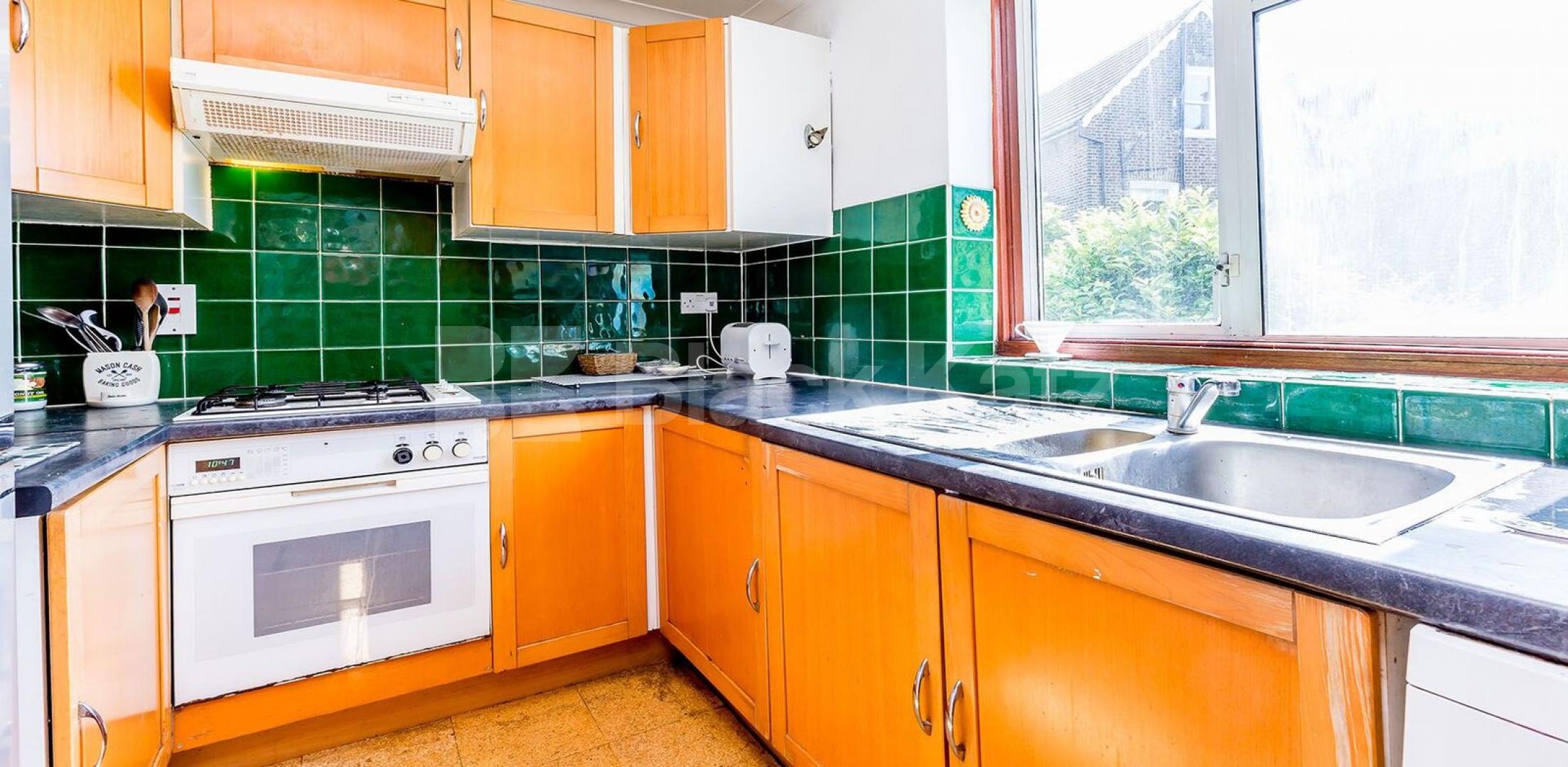 			PRIVATE ROOF TERRACE, 3 Bedroom, 1 bath, 1 reception Flat			 Upper Tollington Park N4, FINSBURY PARK / STROUD GREEN