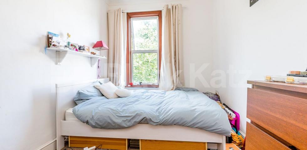 			PRIVATE ROOF TERRACE, 3 Bedroom, 1 bath, 1 reception Flat			 Upper Tollington Park N4, FINSBURY PARK / STROUD GREEN