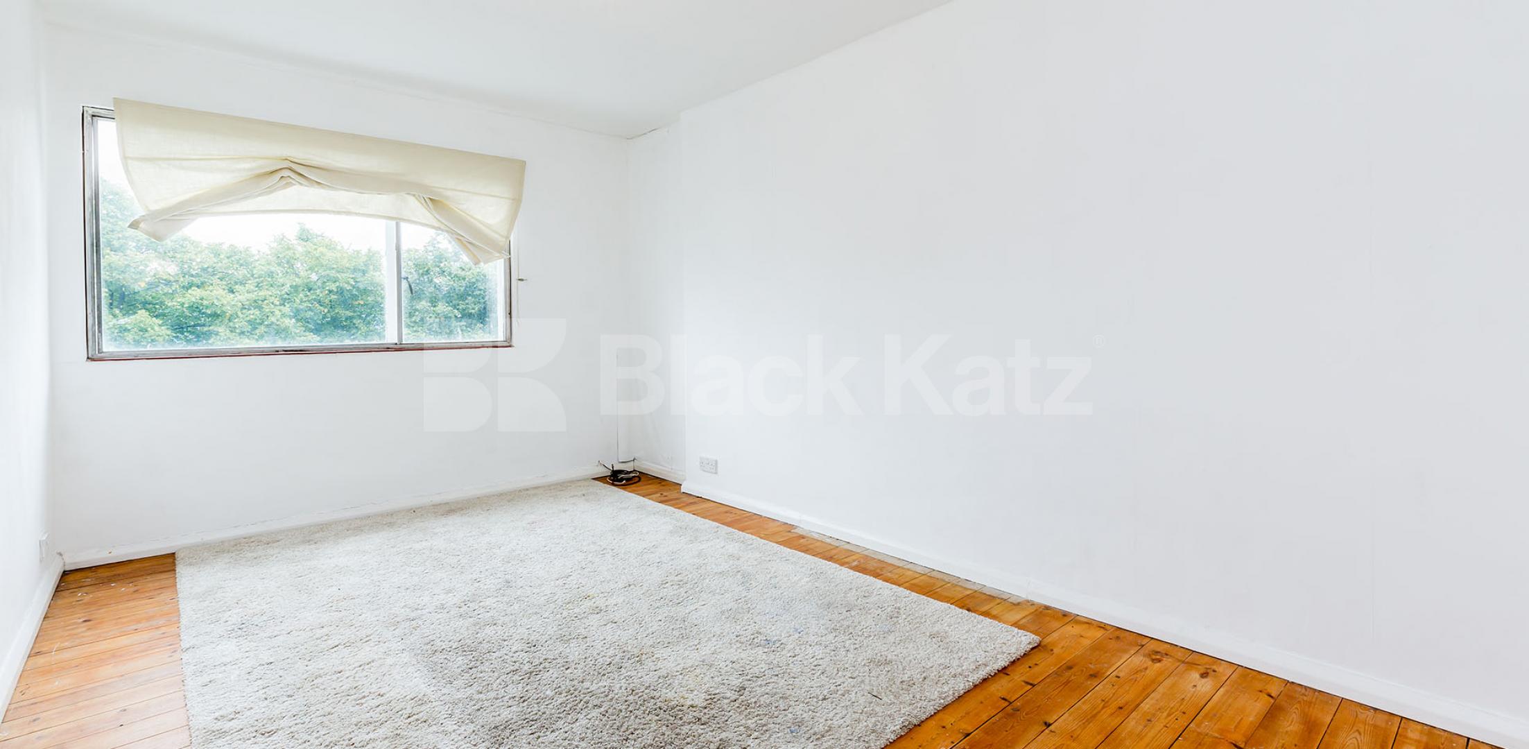 			SPACIOUS ONE BEDROOM FLAT RIGHT BY HIGHBURY FIELDS, 1 Bedroom, 1 bath, 1 reception Flat			 Highbury Grove, HIGHBURY-HIGHBUR FIELDS